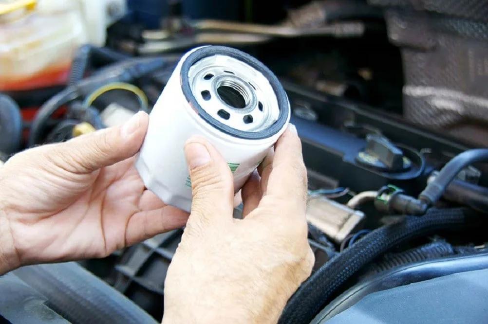 Fungsi Filter Oli Mobil: Manfaat dan Proses Cara Menggantinya