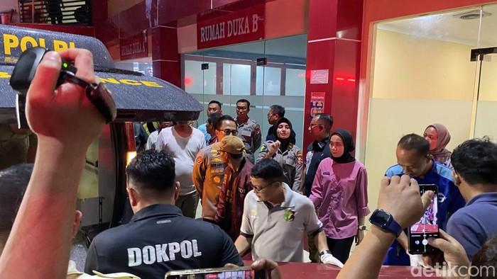 RS Polri Serahkan Lima Jenazah Korban Kali Bekasi ke Keluarga, Isak Tangis Iringi Prosesi