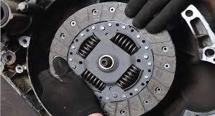12 Tanda Kampas Kopling Mobil Habis, Jangan Disepelekan!