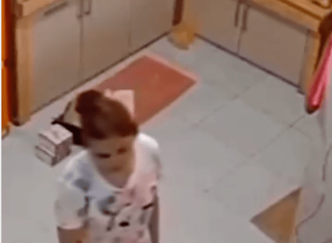 Viral! Ibu Cambuk Anaknya Masih 6 Tahun di Medan gegara Stiker Sekolah Hilang