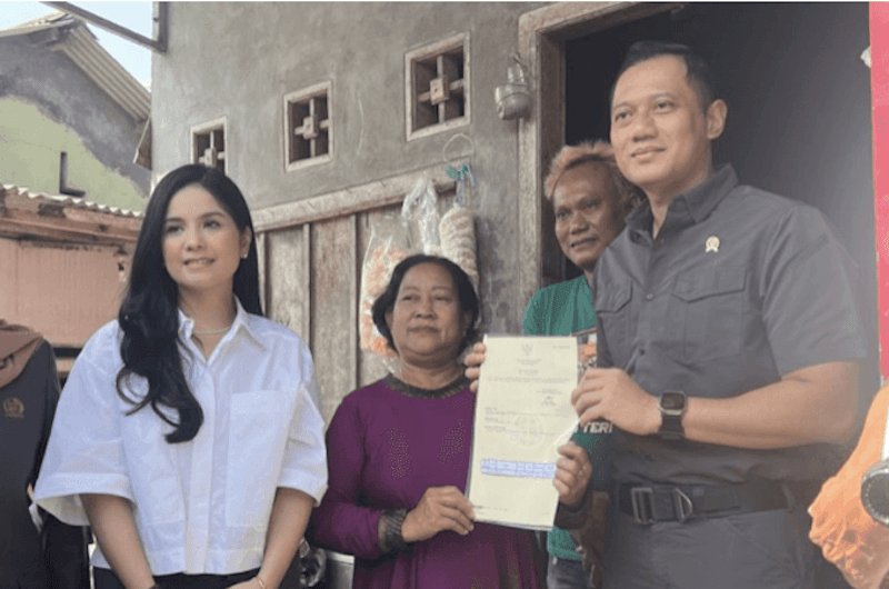 AHY Serahkan 52 Sertifikat Tanah Elektronik ke Warga Pasuruan