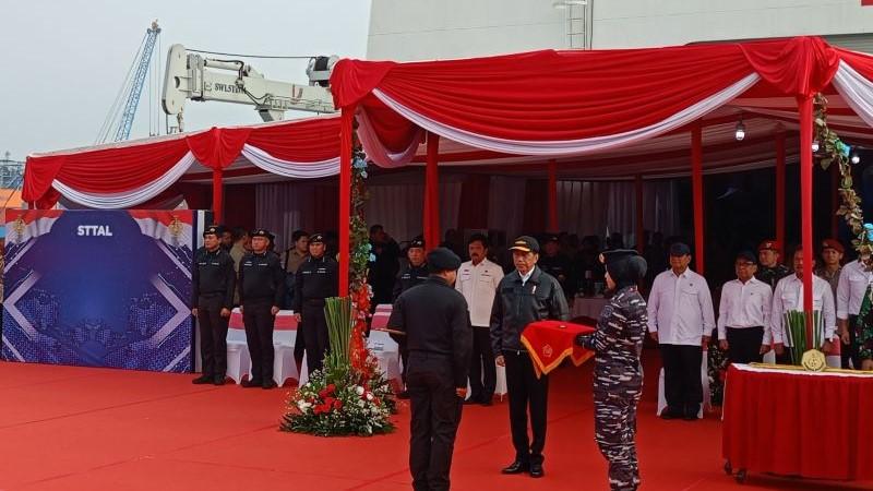 Presiden Jokowi Terima Penyematan Brevet Hiu Kencana