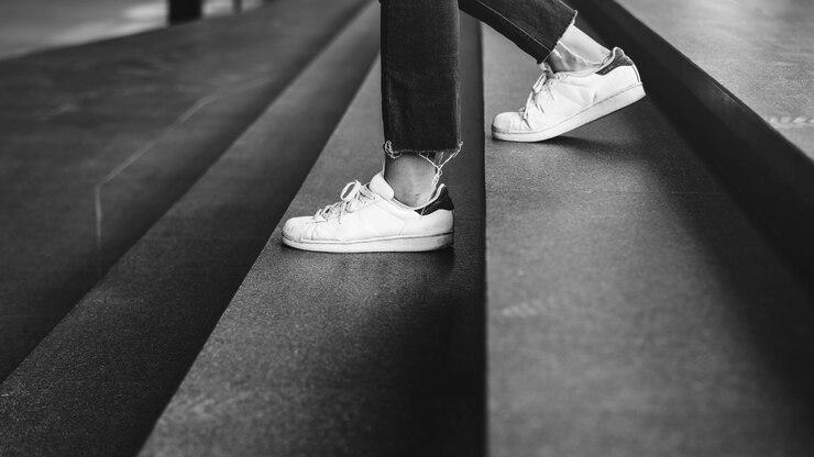 7 Cara Membersihkan Sepatu Putih yang Menguning dengan Mudah