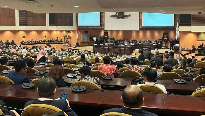 Komeng Cairkan Suasana Panas saat Pemilihan Pimpinan Pimpinan DPD dengan Candaan