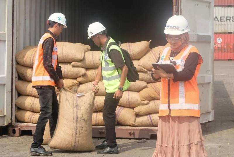 Bea Cukai Antar Ekspor Puluhan Ton ‘Split Betel Nut’ Asal Jambi ke Dua Negara Ini