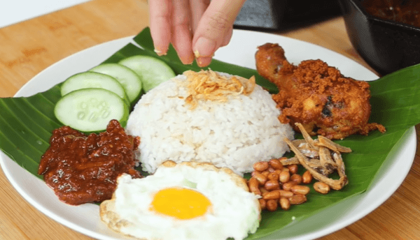 9 Lauk Pelengkap Nasi Uduk yang Lezat dan Menggugah Selera