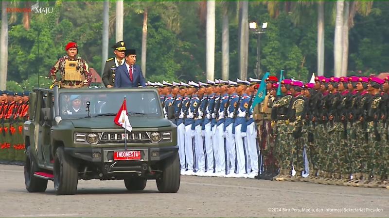 Pimpin HUT ke-79 TNI, Jokowi Naiki Maung Pindad