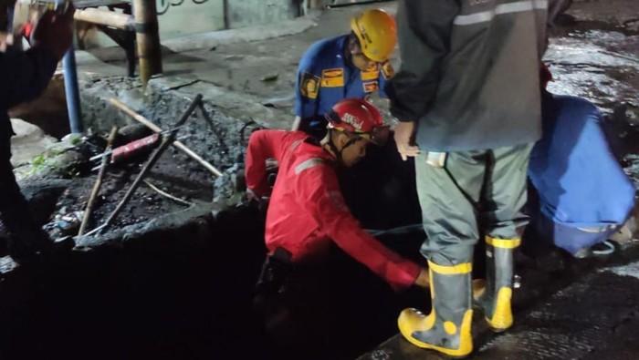 Sudah Jatuh Terseret Arus, Tagana Kota Bogor Evakuasi Pemotor Masuk Selokan