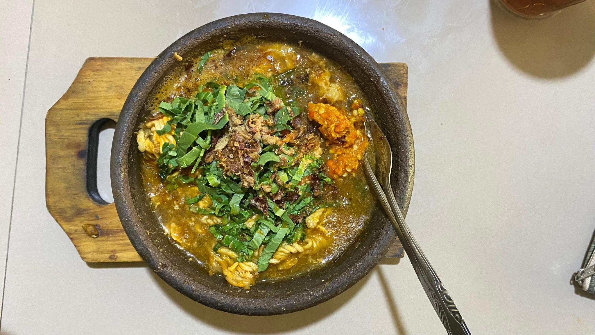 Mie Galunggung Hot Plate Mang Abe: Kuliner Unik di Jakarta Selatan yang Viral dan Diminati Selebriti