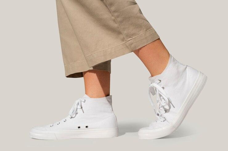 9 Cara Menghilangkan Bau Sepatu dengan Efektif