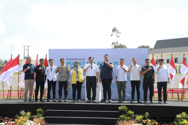 Bersama Menpora, Menko Luhut Resmikan Pusat Pelatihan Atletik Pengalengan