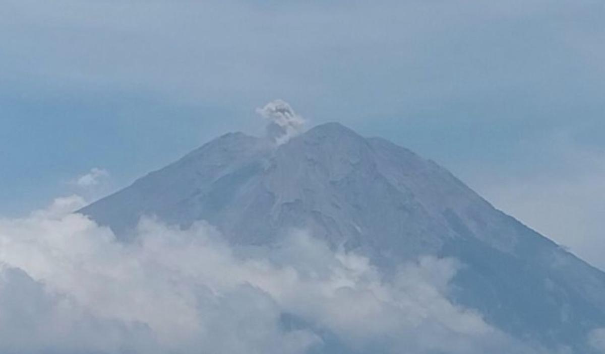 Gunung Semeru Erupsi Tujuh Kali, Warga Diminta Waspada Potensi Lahar dan Awan Panas