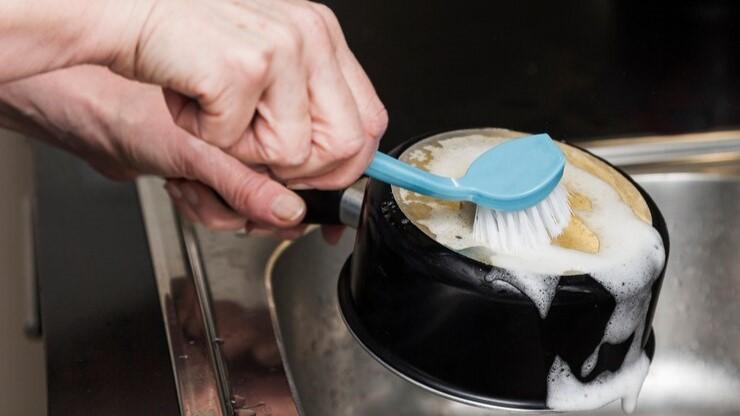9 Cara Efektif Membersihkan Panci Gosong