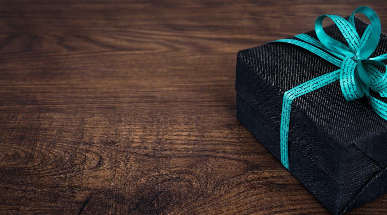 11 Ide Hadiah Sempro untuk Teman yang Unik dan Berkesan