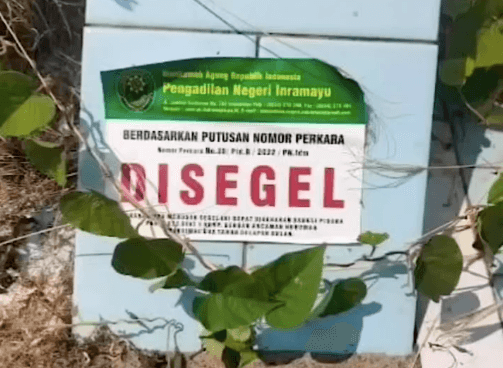 Viral Stiker 'Disegel' di Kuburan Warga, Begini Klarifikasi PN Indramayu