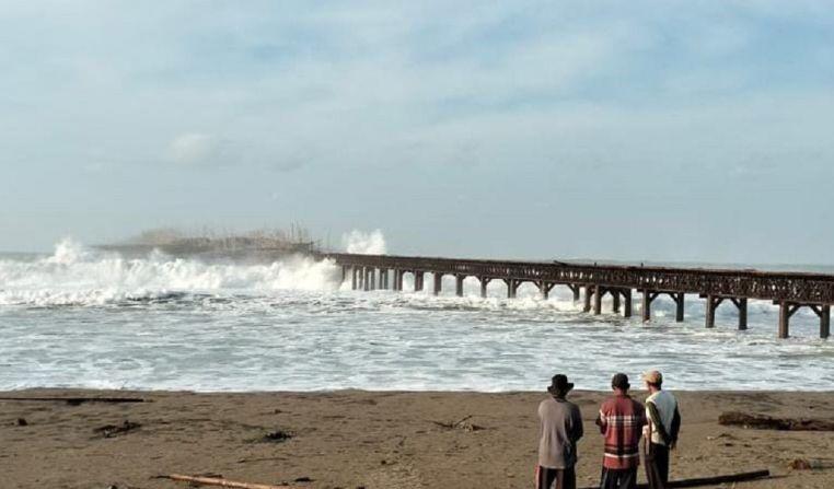 3 Nelayan Hilang, Puluhan Terjebak Akibat Ombak Besar Terjang Dermaga di Sukabumi