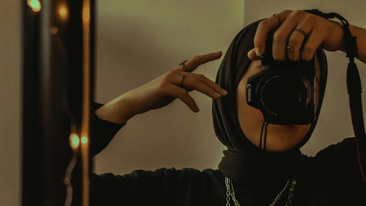 117 Caption Mirror Selfie dalam Bahasa Inggris