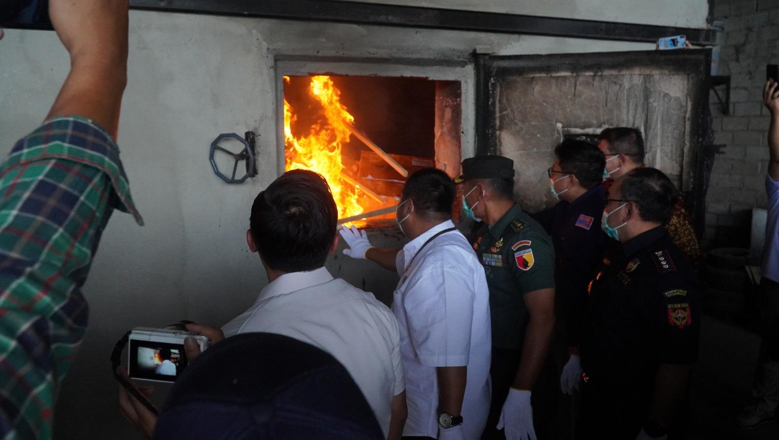Pemusnahan 6 Juta Rokok dan 300 Liter MMEA Ilegal di Malang