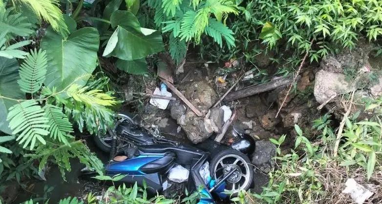 Mayat Wanita Muda Tertindih Motor di Sukabumi Korban Kecelakaan