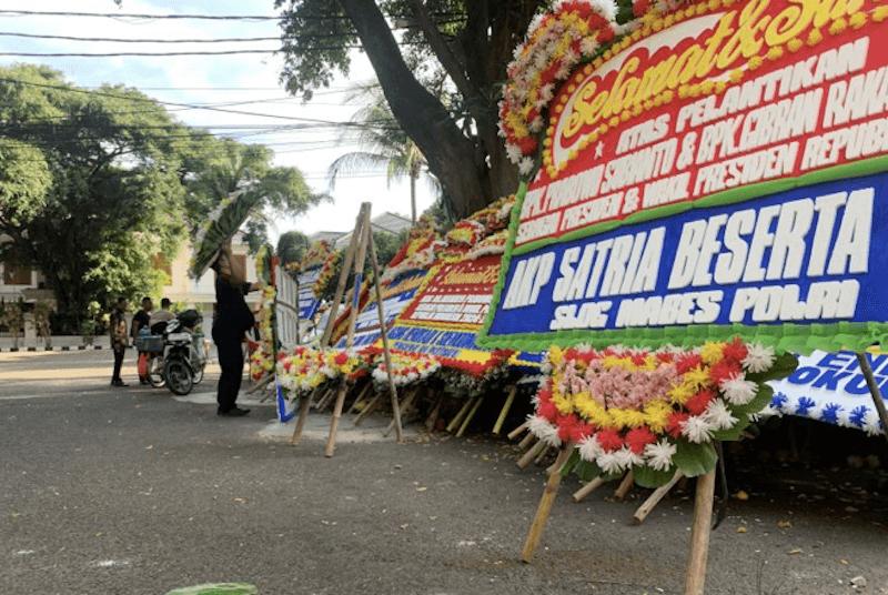 Sejumlah Karangan Bunga Padati Depan Rumah Presiden Prabowo
