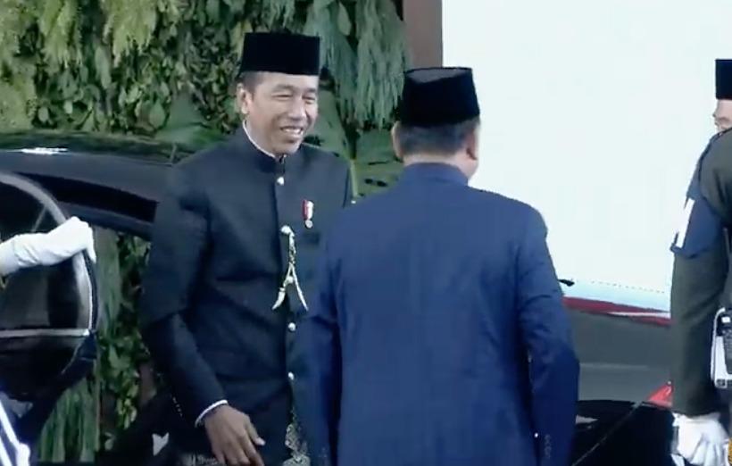 Disambut Prabowo di Depan Pintu Mobil, Jokowi Hadiri Pelantikan Presiden dan Wapres 2024-2029