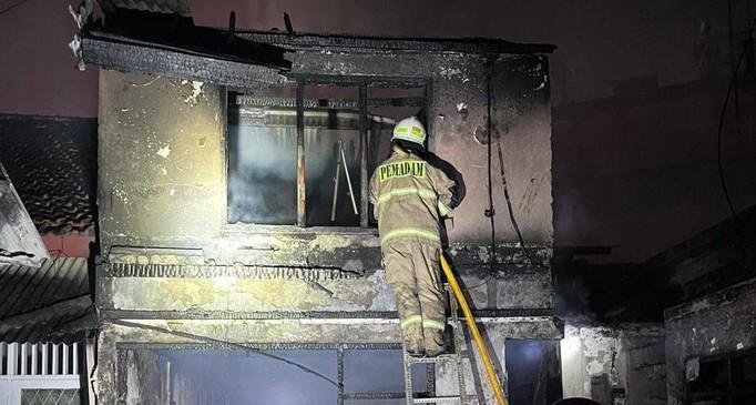 Korsleting Listrik Picu Kebakaran di Cilandak, Dua Rumah Hangus Terbakar