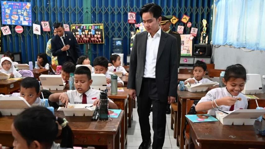 Wapres Gibran Terima Surat dari Murid Saat Tinjau Makan Siang Bergizi