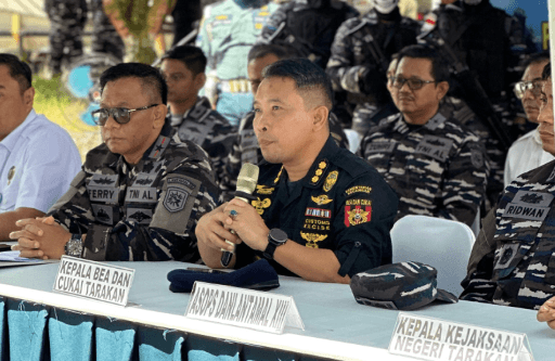 Anjing Pelacak Bea Cukai Bantu Bongkar Penyelundupan Pakaian Bekas di Perairan Muara Selor