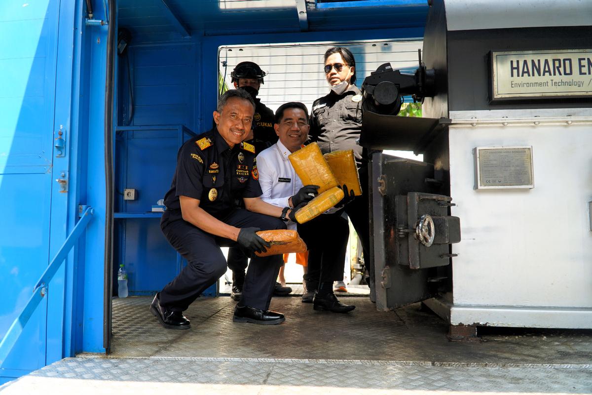 Bea Cukai Musnahkan 110 Kilogram Ganja Hasil Penindakan di Cilegon, Banten