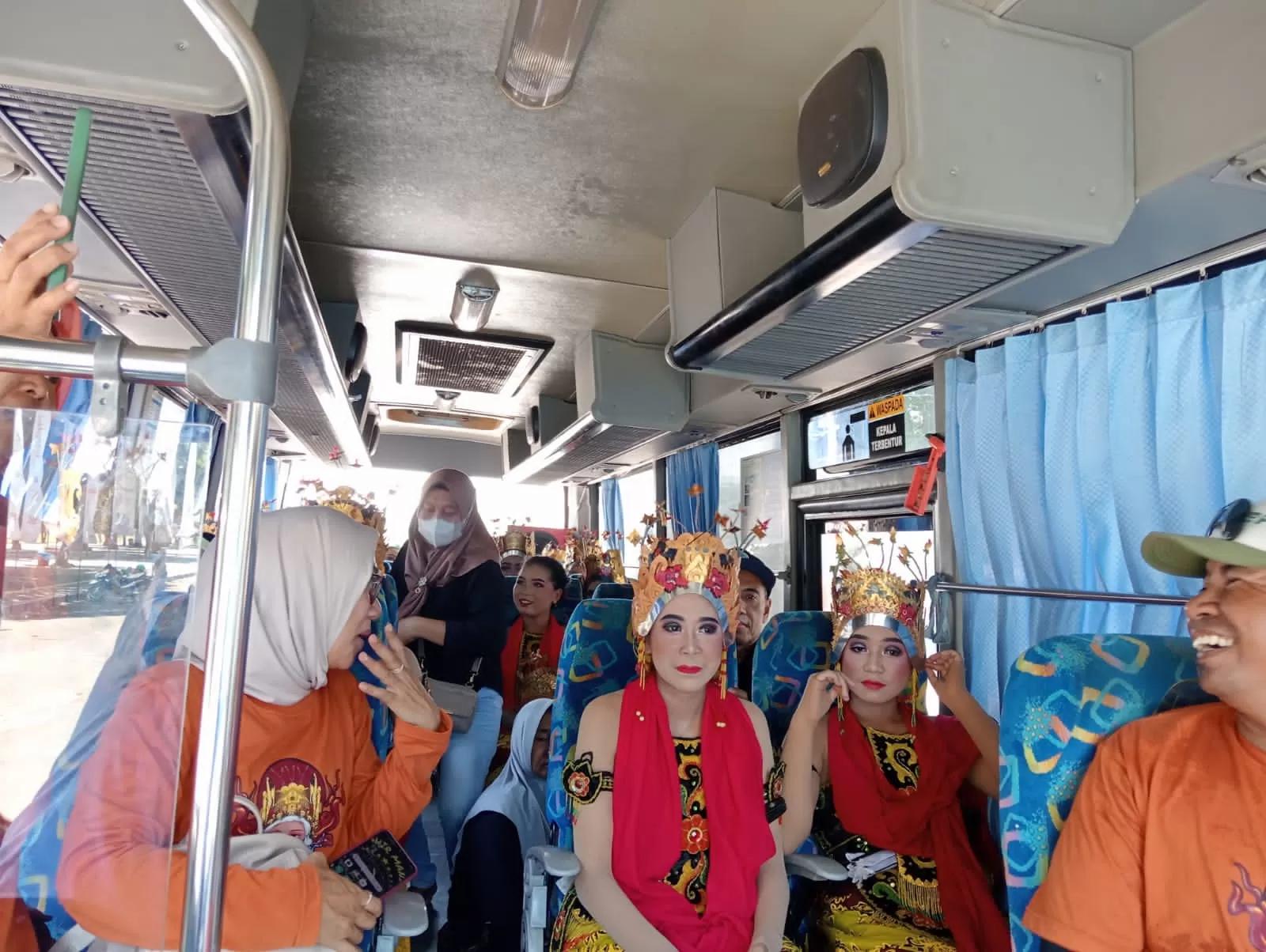 DAMRI Hadirkan Transportasi Bantu Antarkan Ratusan Penari di Ajang Festival Gandrung Sewu 2024