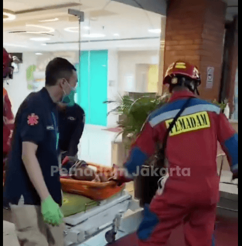 Petugas Damkar Bantu Evakuasi Pasien Obesitas 250 Kg dari Rumah Sakit ke Rumah di Jaktim