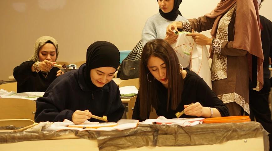 Batik dan Ebru Suguhkan Kesan Mendalam tentang Budaya Indonesia dan Türkiye