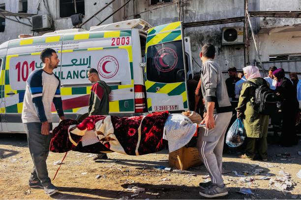 Pilu Pekerja Medis Palestina Temukan Jenazah Ibunya usai Serangan Israel