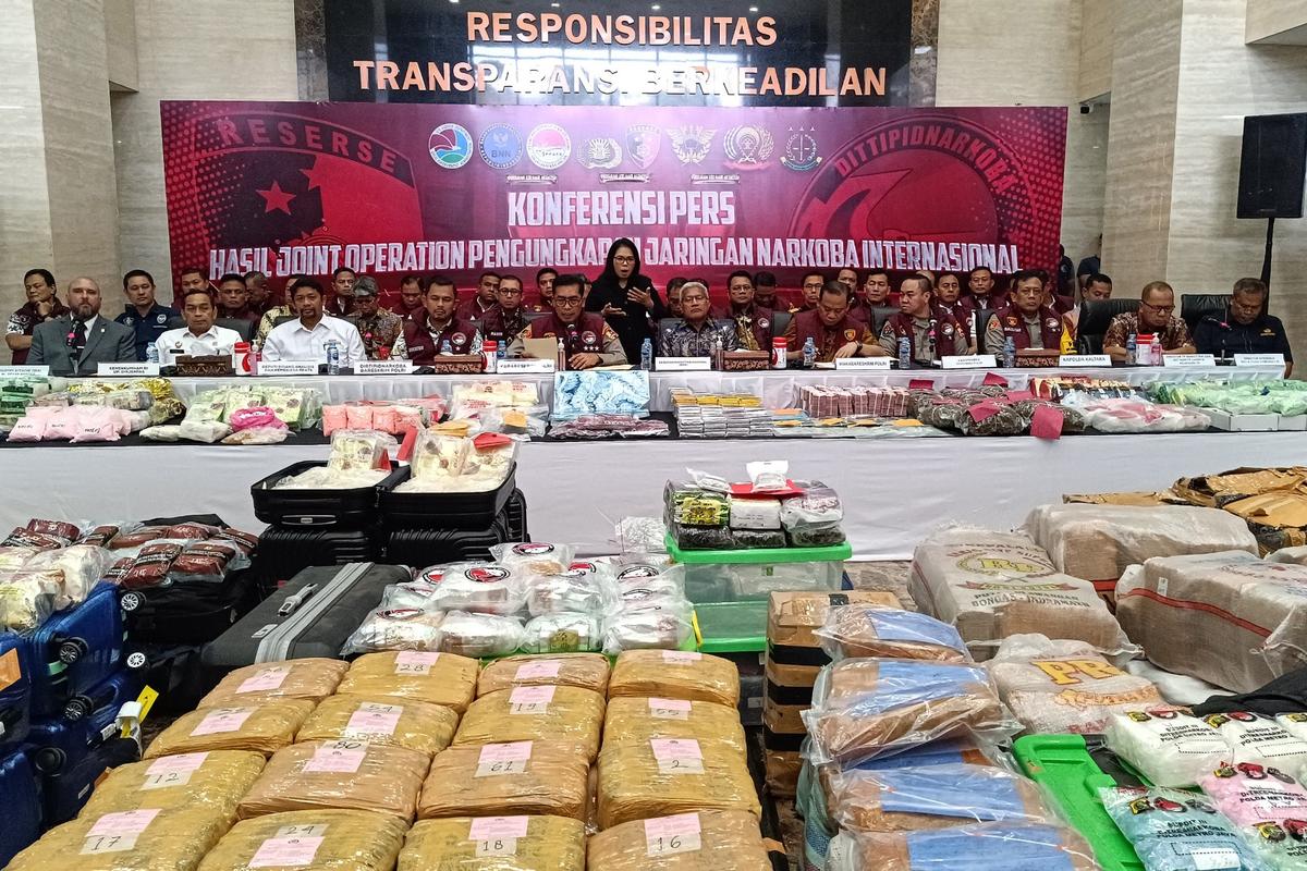 Bareskrim Polri Ungkap Jaringan Narkoba Internasional, Sita 1 Ton Sabu dan Ganja