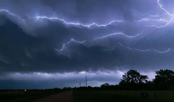 BMKG Perkirakan Hujan Lebat dan Petir di Beberapa Wilayah Indonesia, Warga Diminta Waspada
