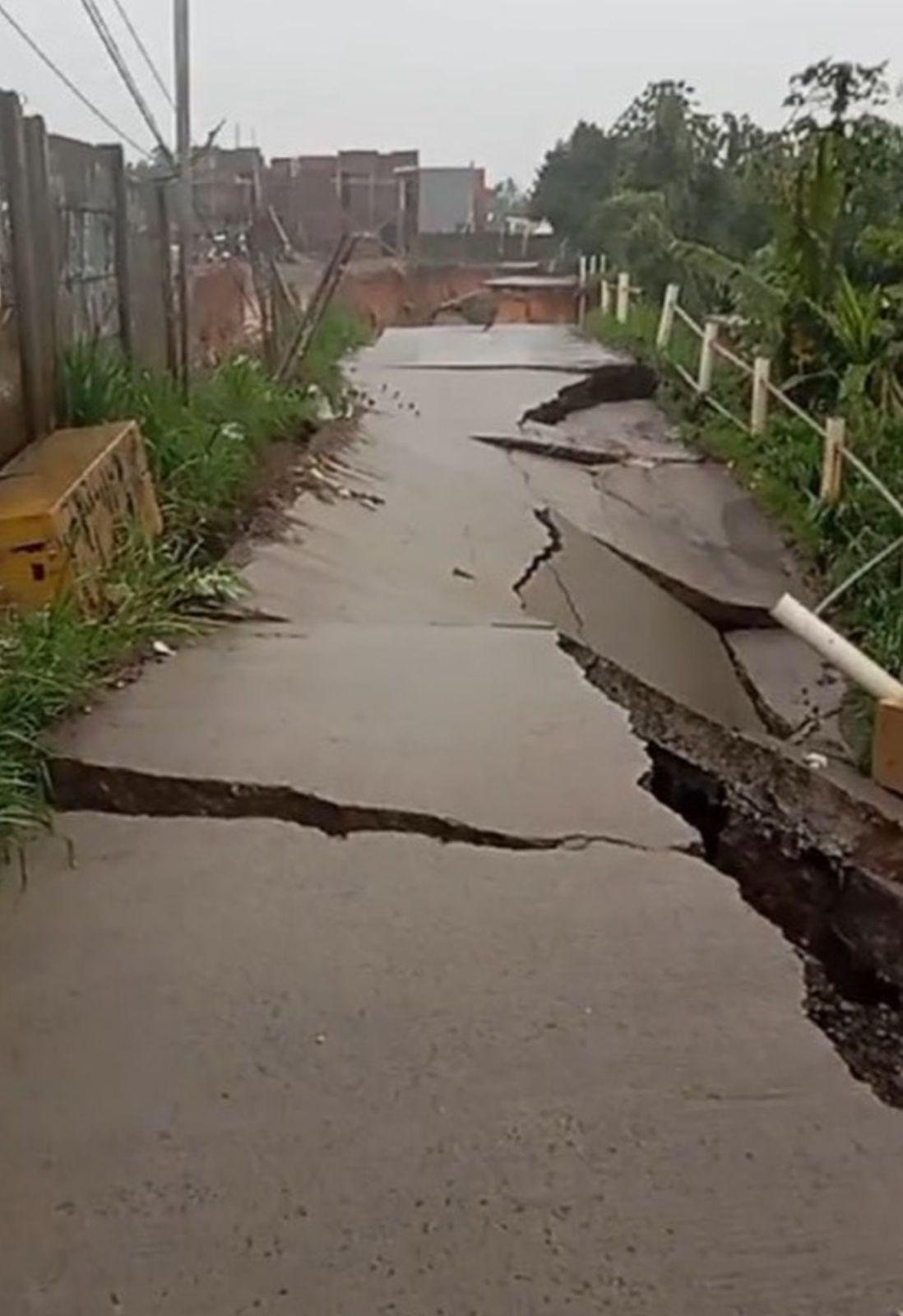 Longsor Parah Putuskan Akses Jalan Penghubung Kabupaten Tangerang dan Bogor