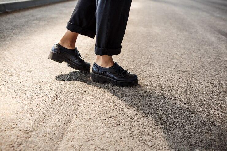 5 Cara Menghitamkan Sepatu yang Pudar