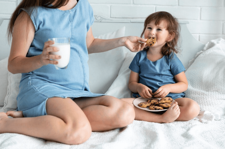 Ngemil Bareng Anak: Momen Sederhana, Manfaat Besar untuk Perkembangan Emosional
