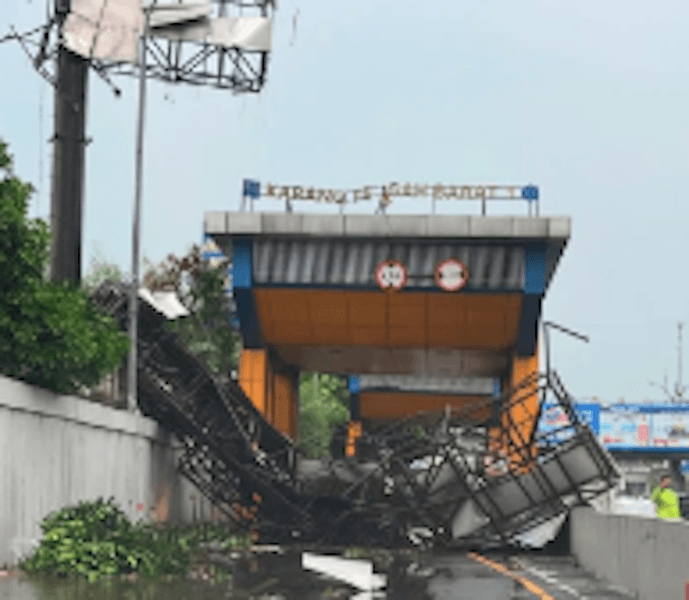 Papan Reklame Roboh, Akses Keluar Tol Jakarta-Tangerang Karang Tengah Barat Ditutup