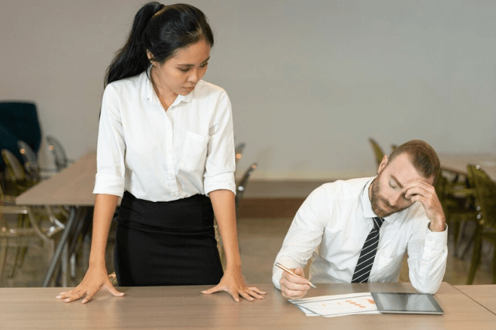 7 Tanda Seseorang Merasa Terintimidasi oleh Kita, Wajib Tahu!