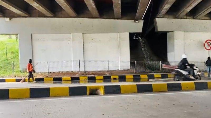 Pemotor Tabrak Truk di Bogor, Balita 4 Tahun Tewas
