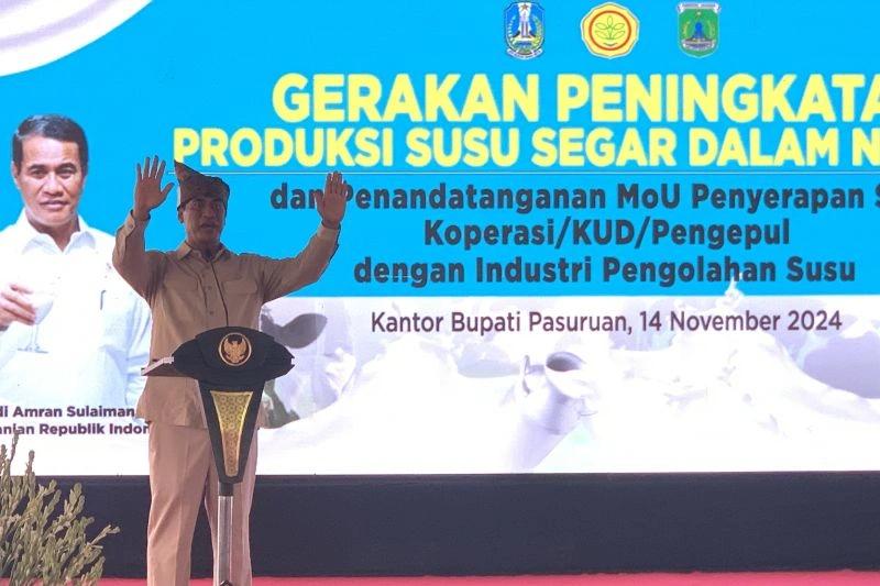 Pacu Kualitas Produksi, Mentan Amran Permudah Peternak Impor Sapi Perah