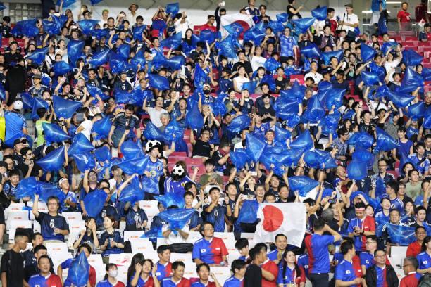 Salut! Suporter Jepang Bersihkan Sampah usai Laga di SUGBK