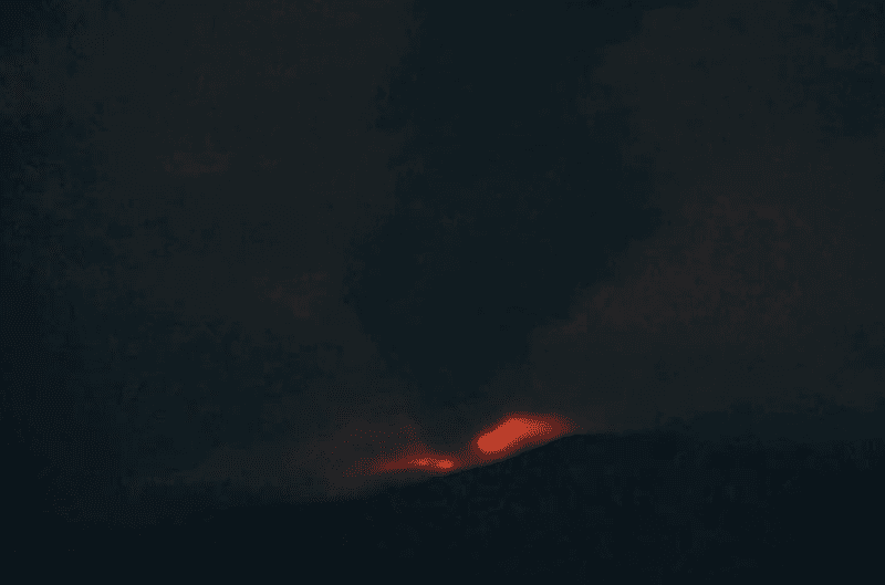 Gunung Ibu di Halmahera Barat Keluarkan Sinar Api