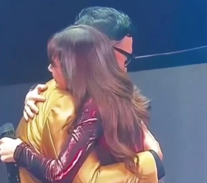 Indra Herlambang Gemetar dan Menangis Usai Dipeluk Lisa BLACKPINK di Fan Meeting Jakarta