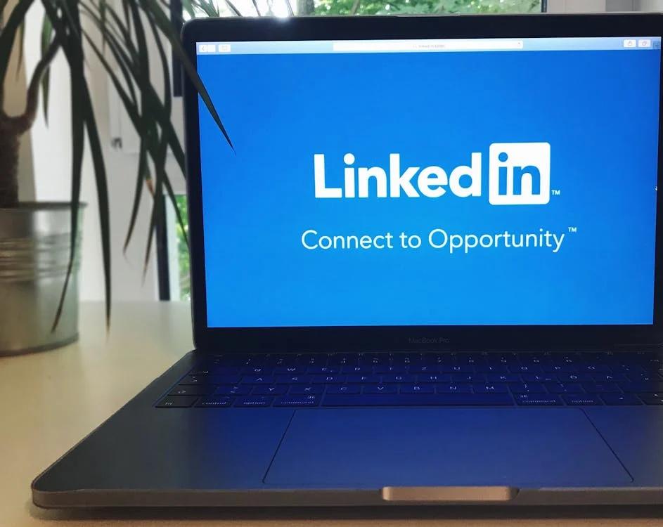 8 Cara Membuat Profil LinkedIn Lebih Menarik untuk Fresh Graduate