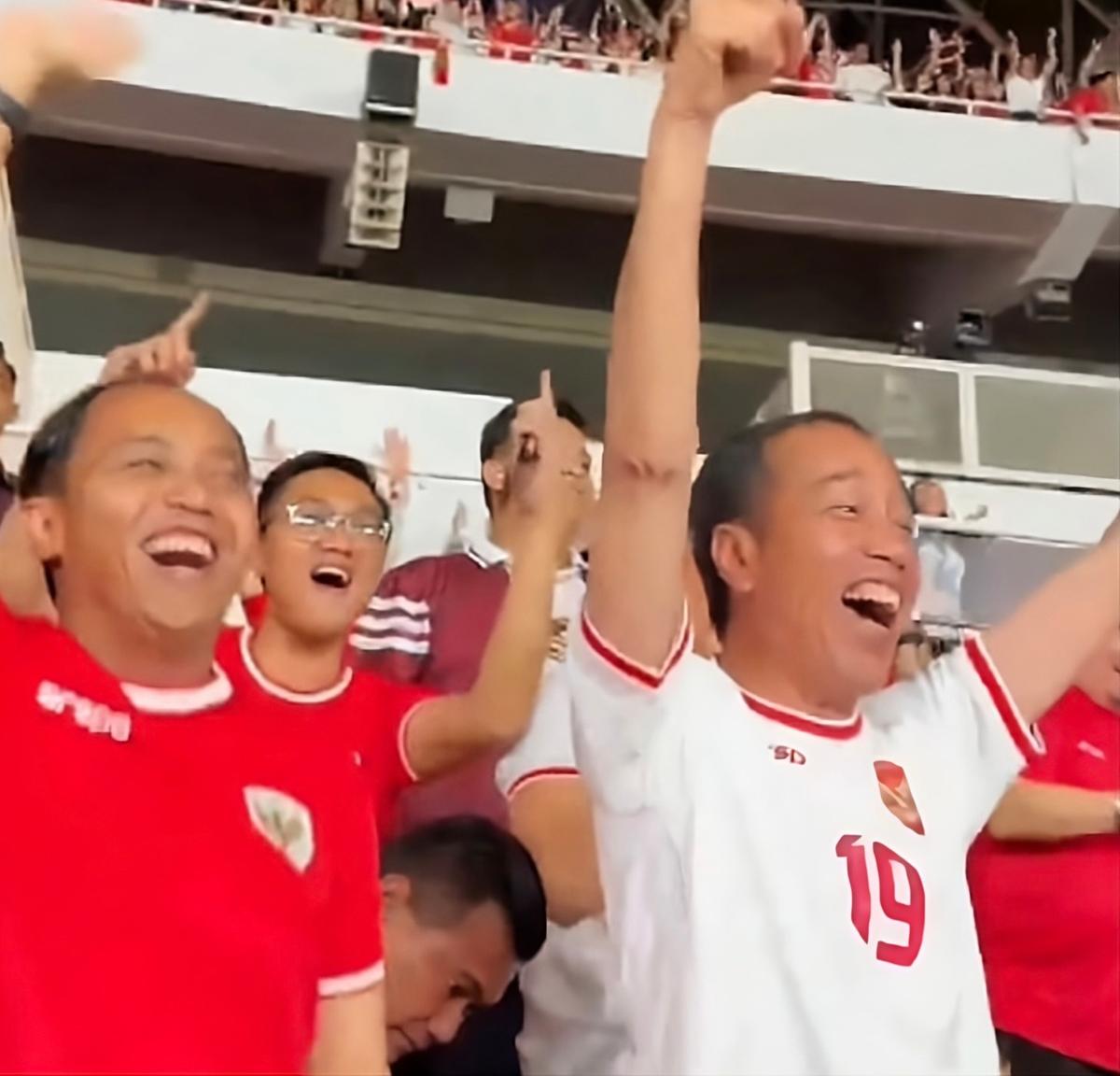 Jokowi Tidak Lagi Jaim, Terlihat Sangat Bahagia Rayakan Kemenangan Timnas Indonesia