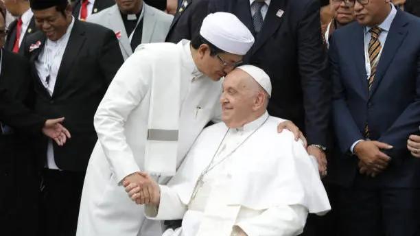 Iran Desak Paus Fransiskus Pakai Pengaruhnya Setop Konflik Timteng