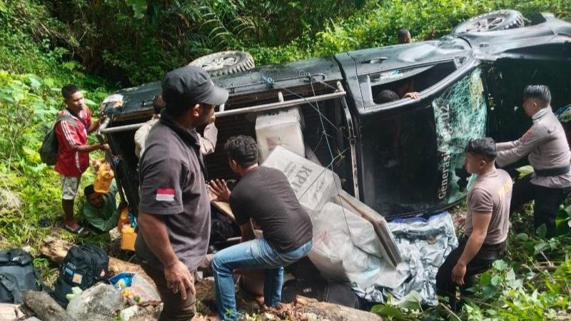 4 Polisi Terluka Akibat Mobil Pengangkut Logistik Pilkada Terguling di Buru