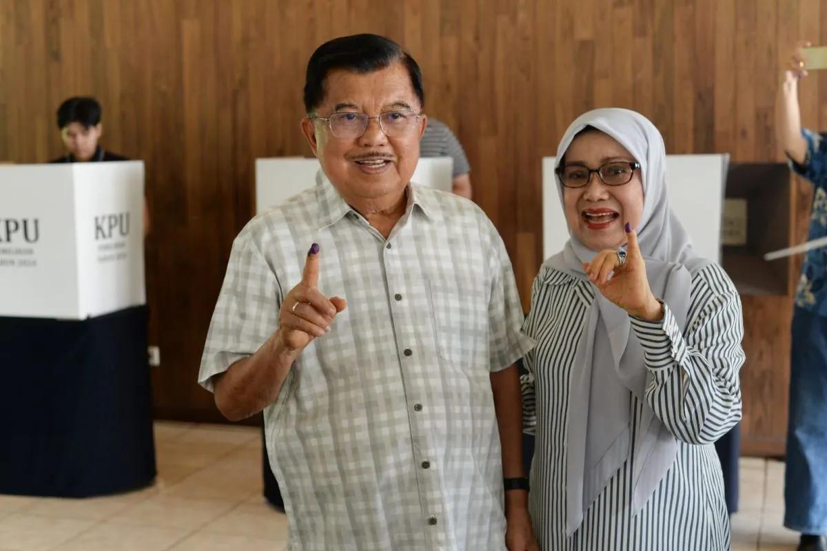 Jusuf Kalla Didampingi Istri Mencoblos Pilkada Jakarta